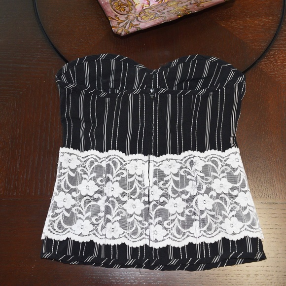 Halter top size M 🌺 3/$15 - Picture 3 of 3